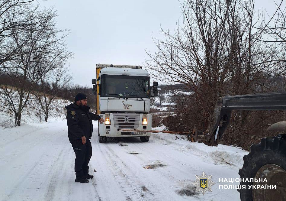 Поліцейські допомогли водіям