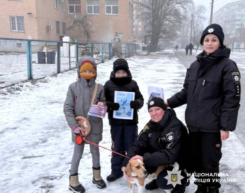 Поліцейські спілкуються з дітьми про безпеку