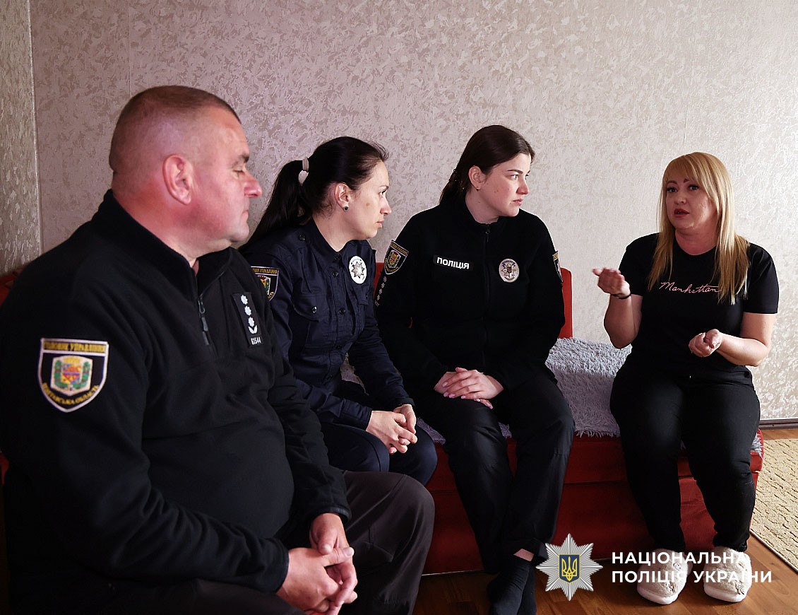 поліцейські спілкуються з родинами 