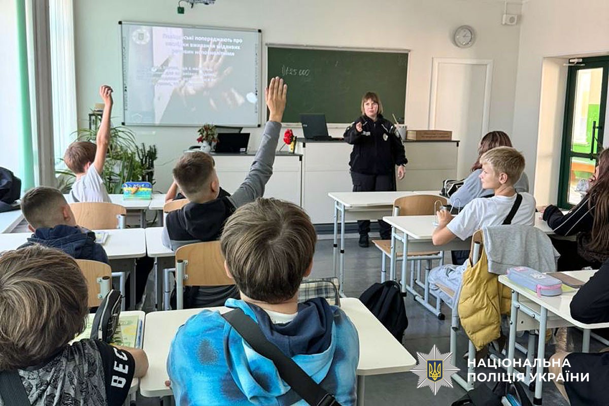 Безпека на дорозі та здоровий спосіб життя: поліцейські Миргородщини проводять пізнавальні заняття для школярів