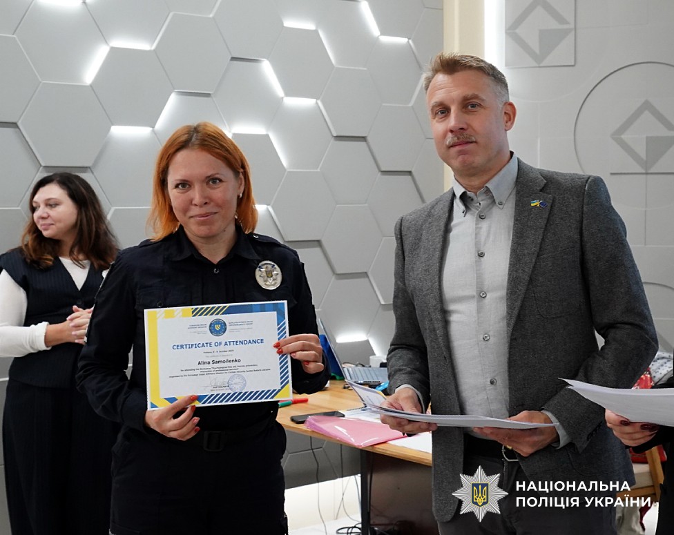 Йохан Сітріус вручає сертифікат