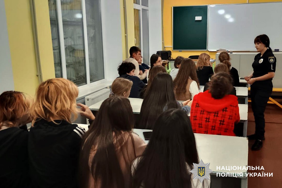 Поліцейська говорить з дітьми на тему правил дорожнього руху