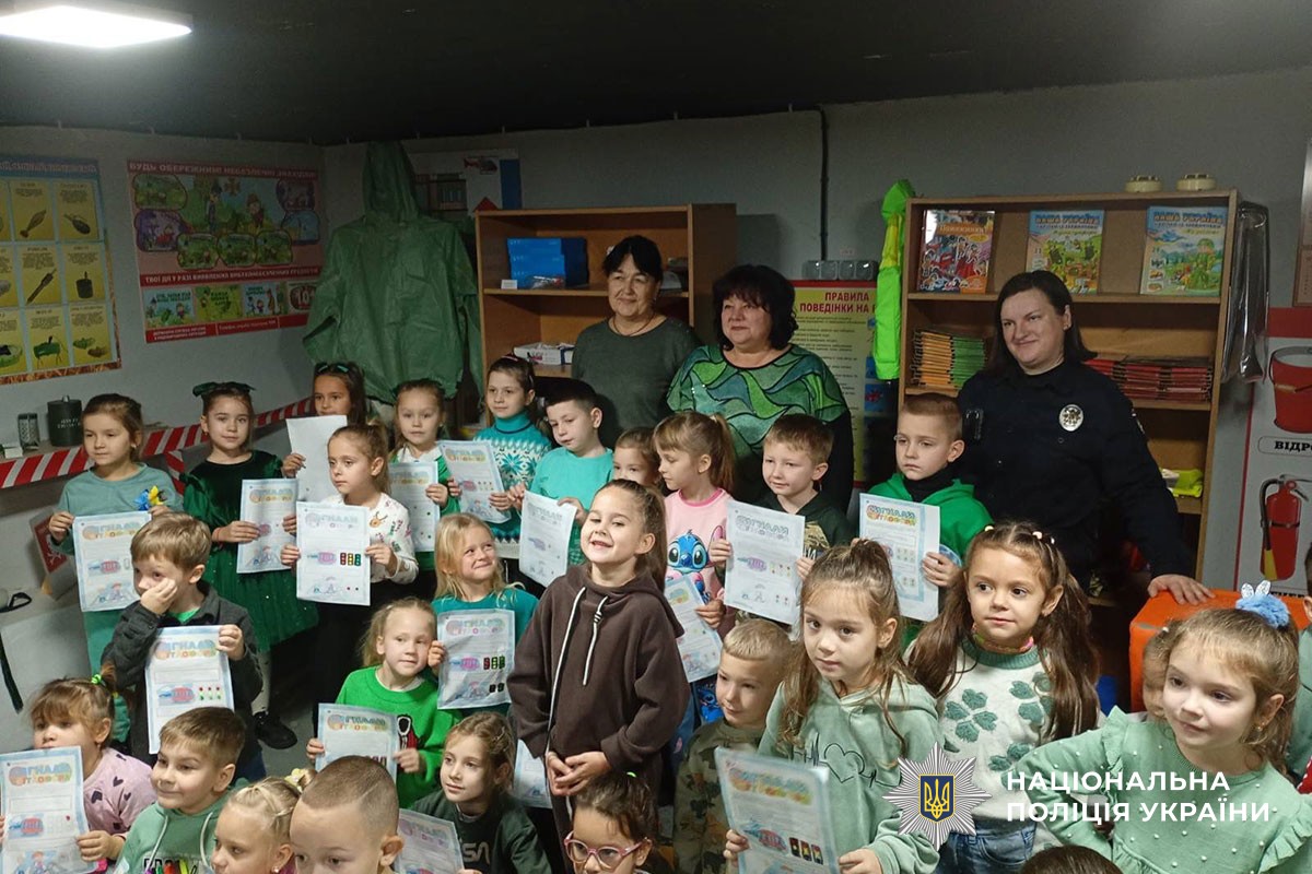 Поліцейська проводить урок з безпеки дорожнього руху для дітей