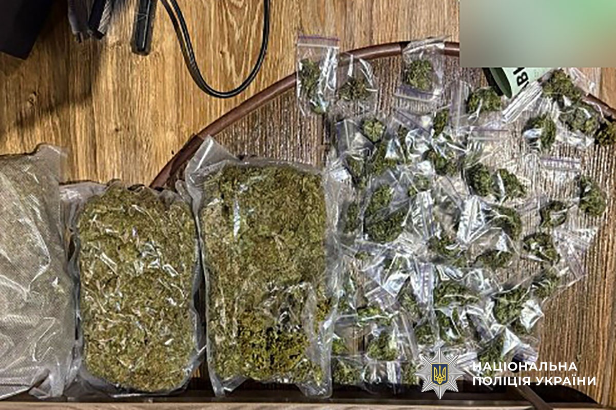На Полтавщині поліцейські затримали групу осіб, які збували наркотики в особливо великих розмірах