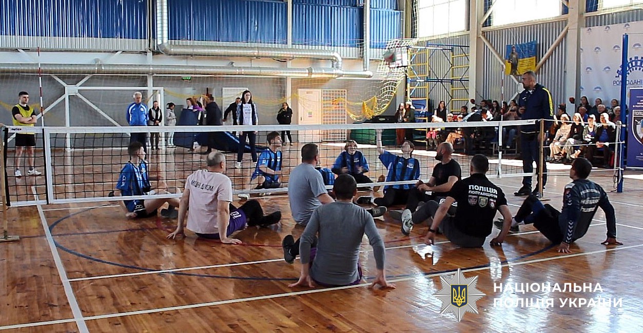  Незламні у грі та житті: турнір з волейболу сидячи згуртував ветеранів і молодь Полтавщини 