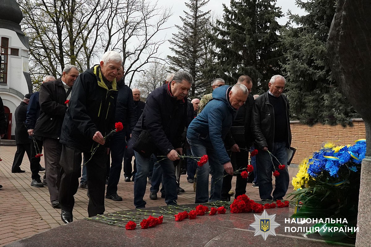 Покладання квітів до Меморіалу