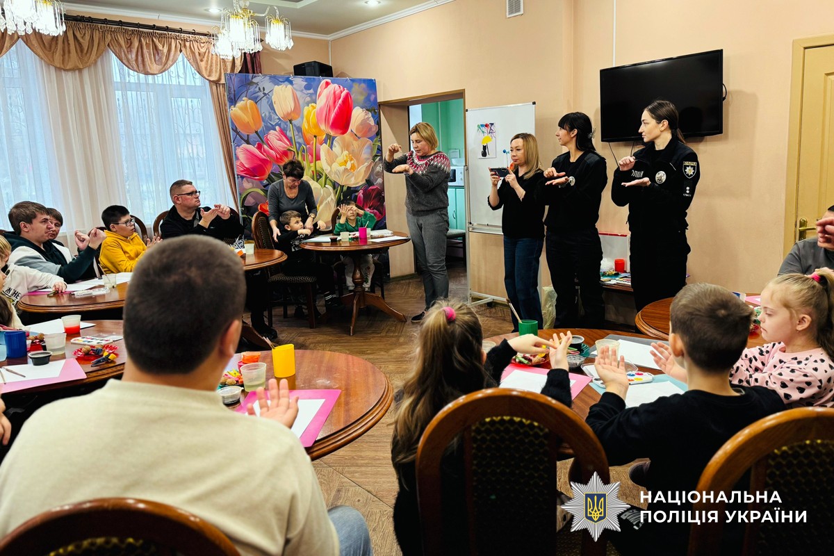 Поліцейські проводять заходи для дітей