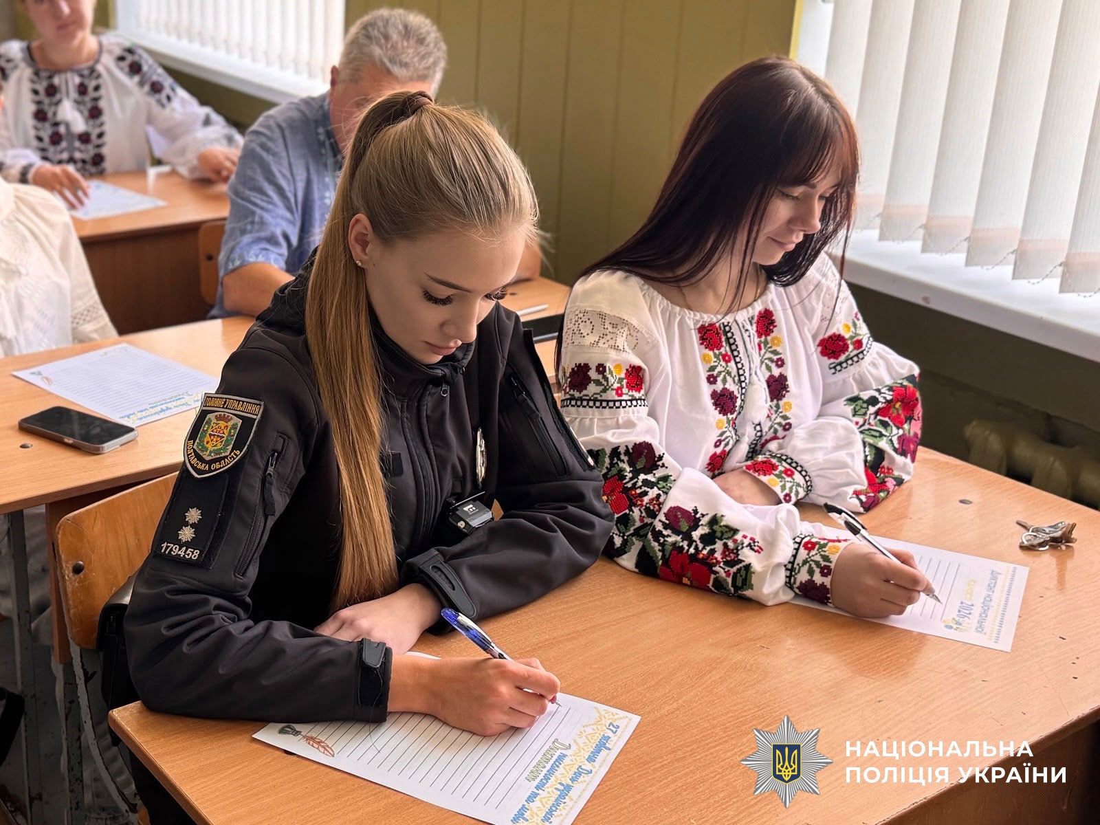 поліцейські пишуть радіодиктант