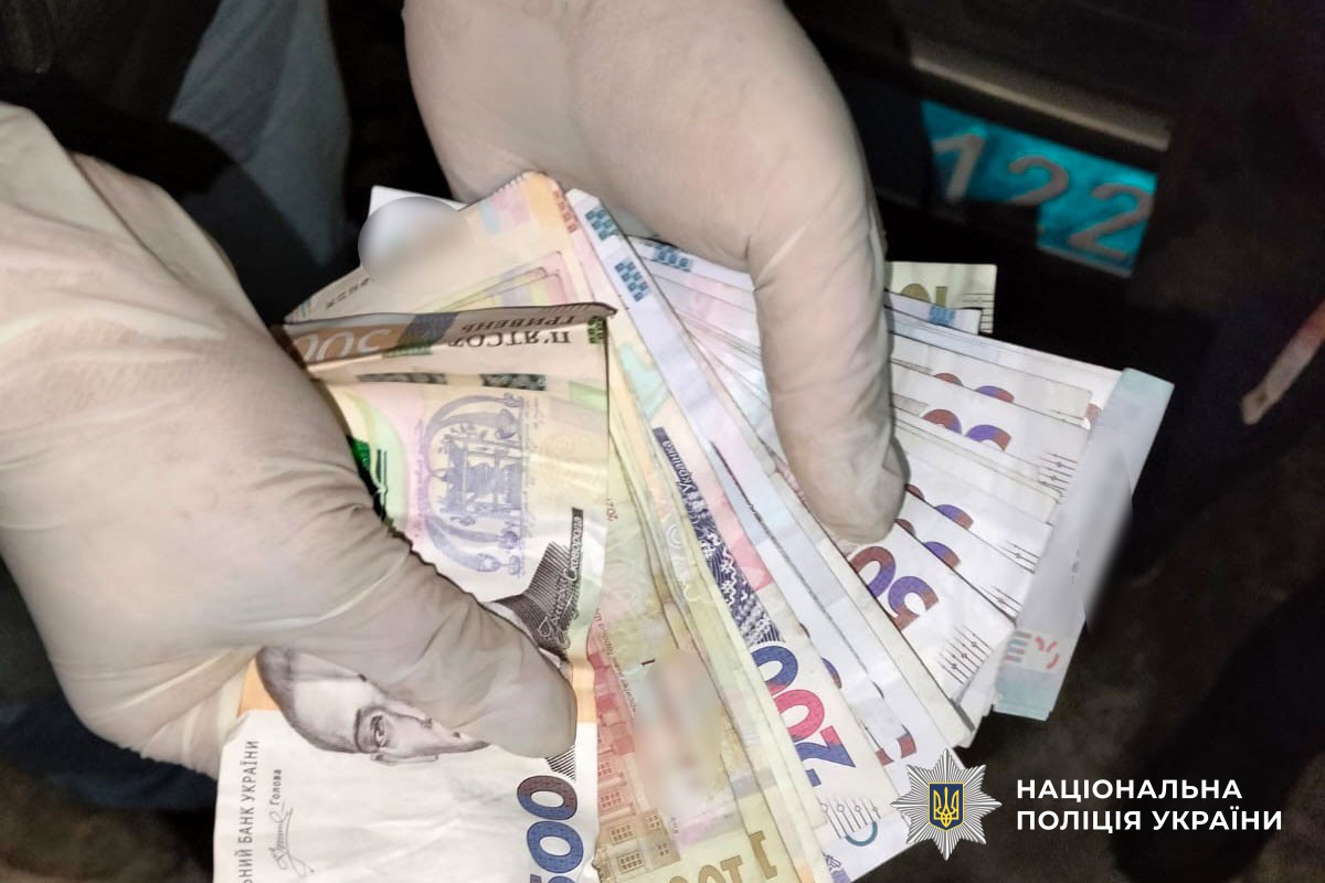 У Кременчуці поліцейські упродовж години затримали чоловіка, який скоїв розбійний напад на працівницю кафе