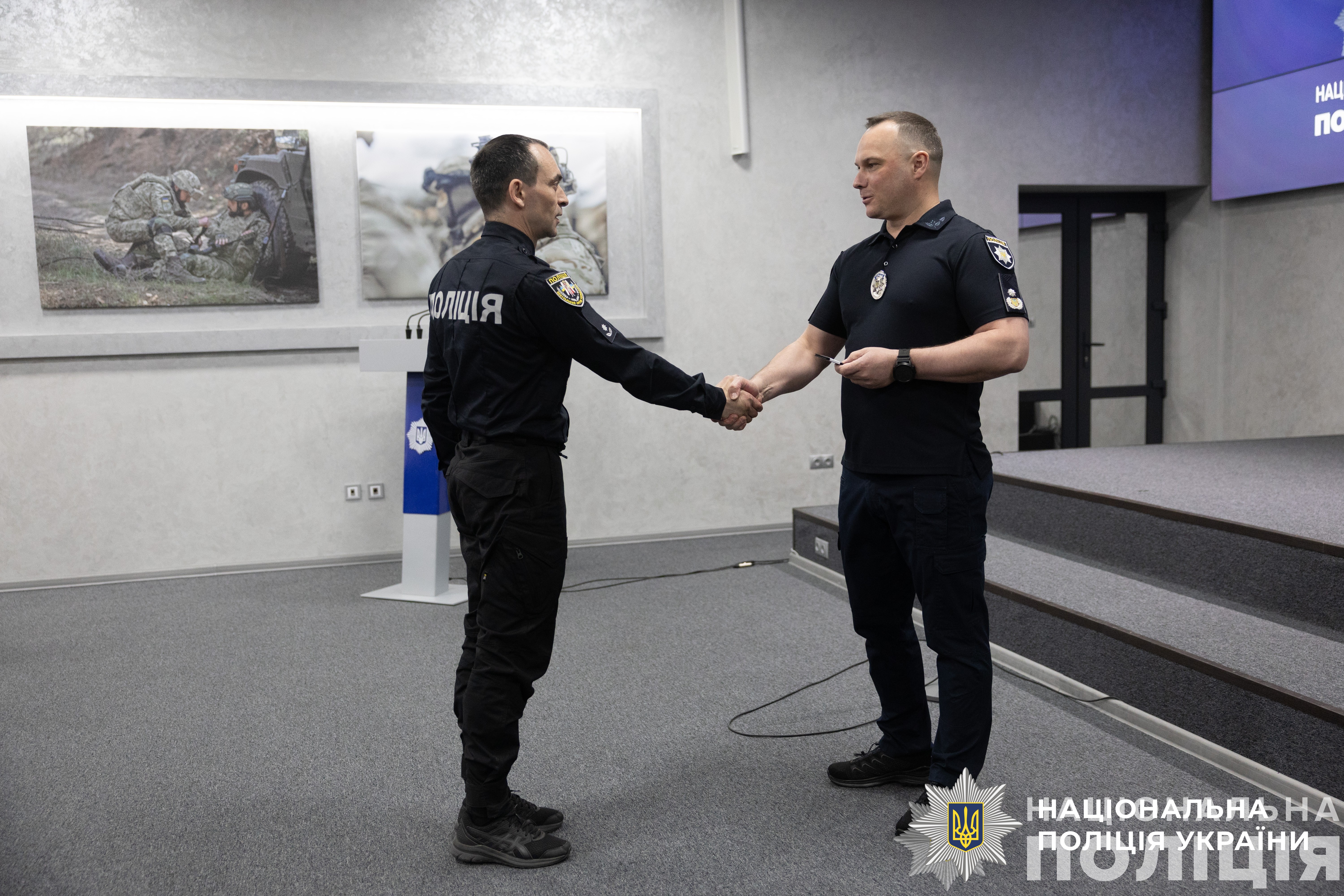 голова національної поліції україни іван вигівський відзначив поліцейських  комунікаційників