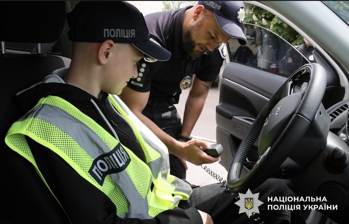 поліцейський знайомить дітей зі своєю професією