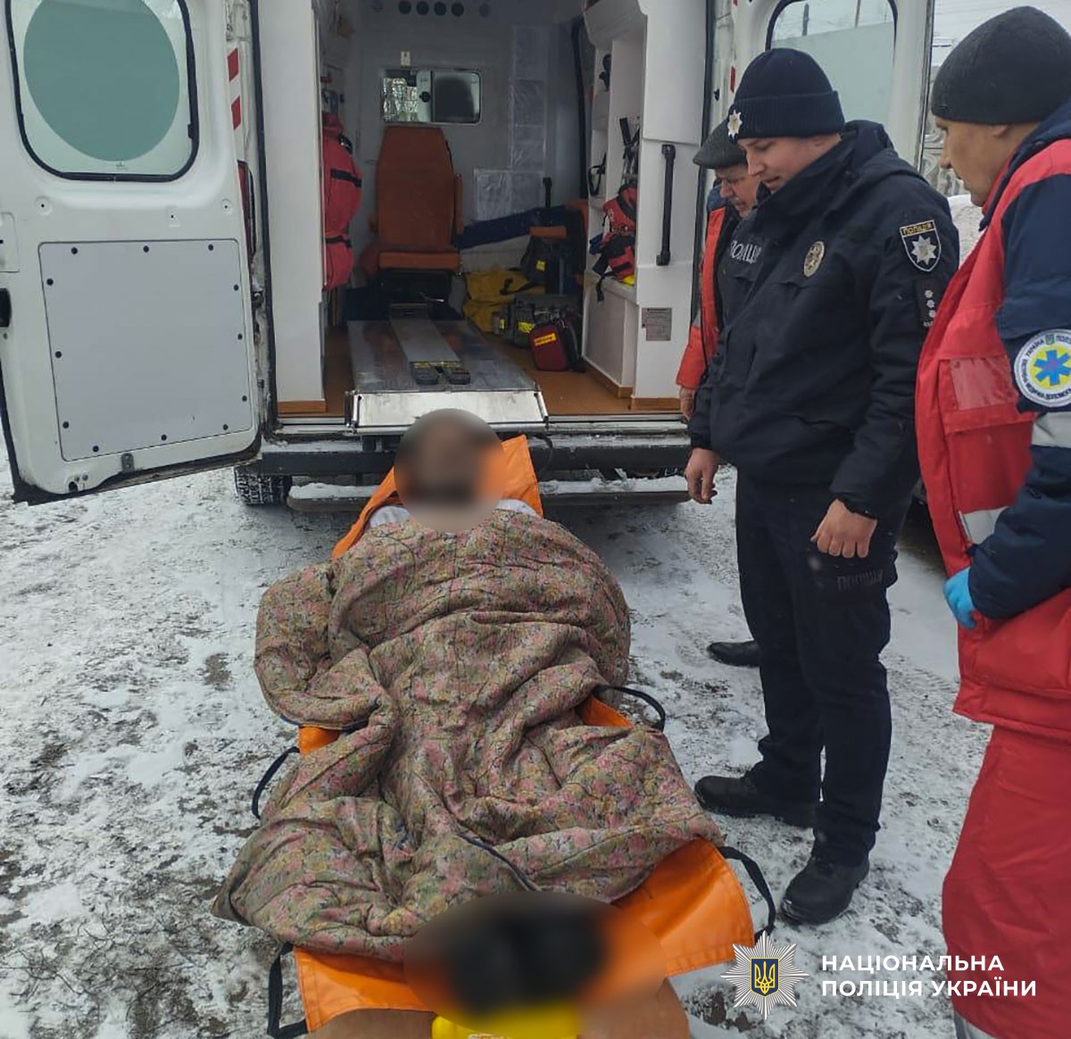 На Полтавщині поліцейські та представники екстрених служб врятували чоловіку життя
