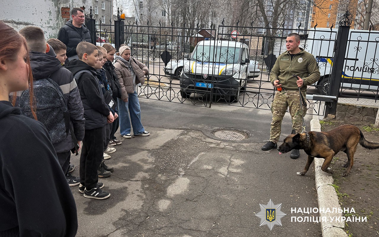 У Кременчуці поліцейські знайомили учасників молодіжного проєкту з професією та навчали правил безпечної поведінки в умовах воєнного стану