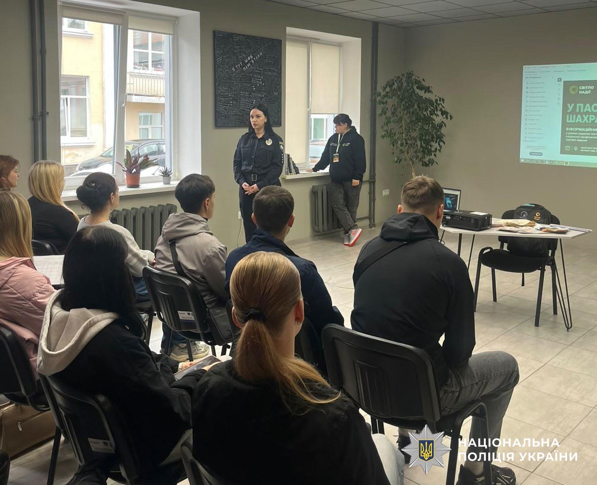 поліцейська проводить зустріч для старшокласників