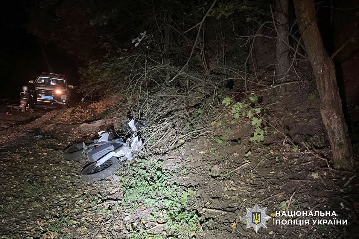 На Полтавщині електромотоцикл зіткнувся з деревом: поліція з’ясовує обставини події
