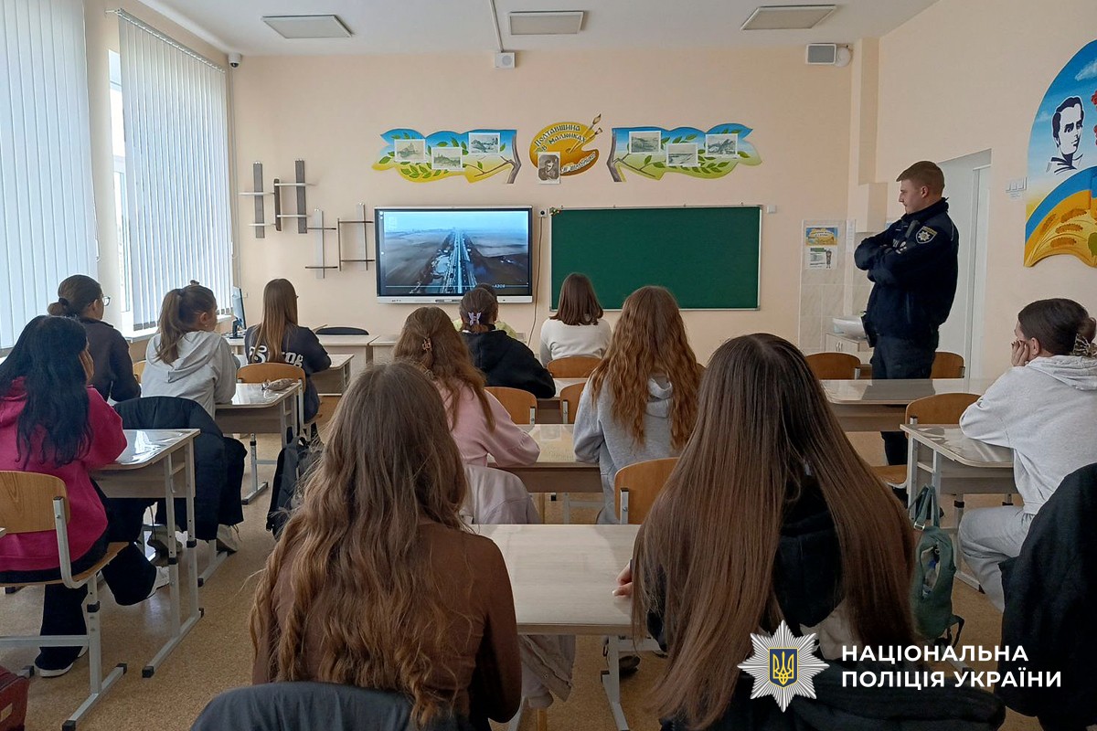Учні перглядають фільм про перші місяці війни