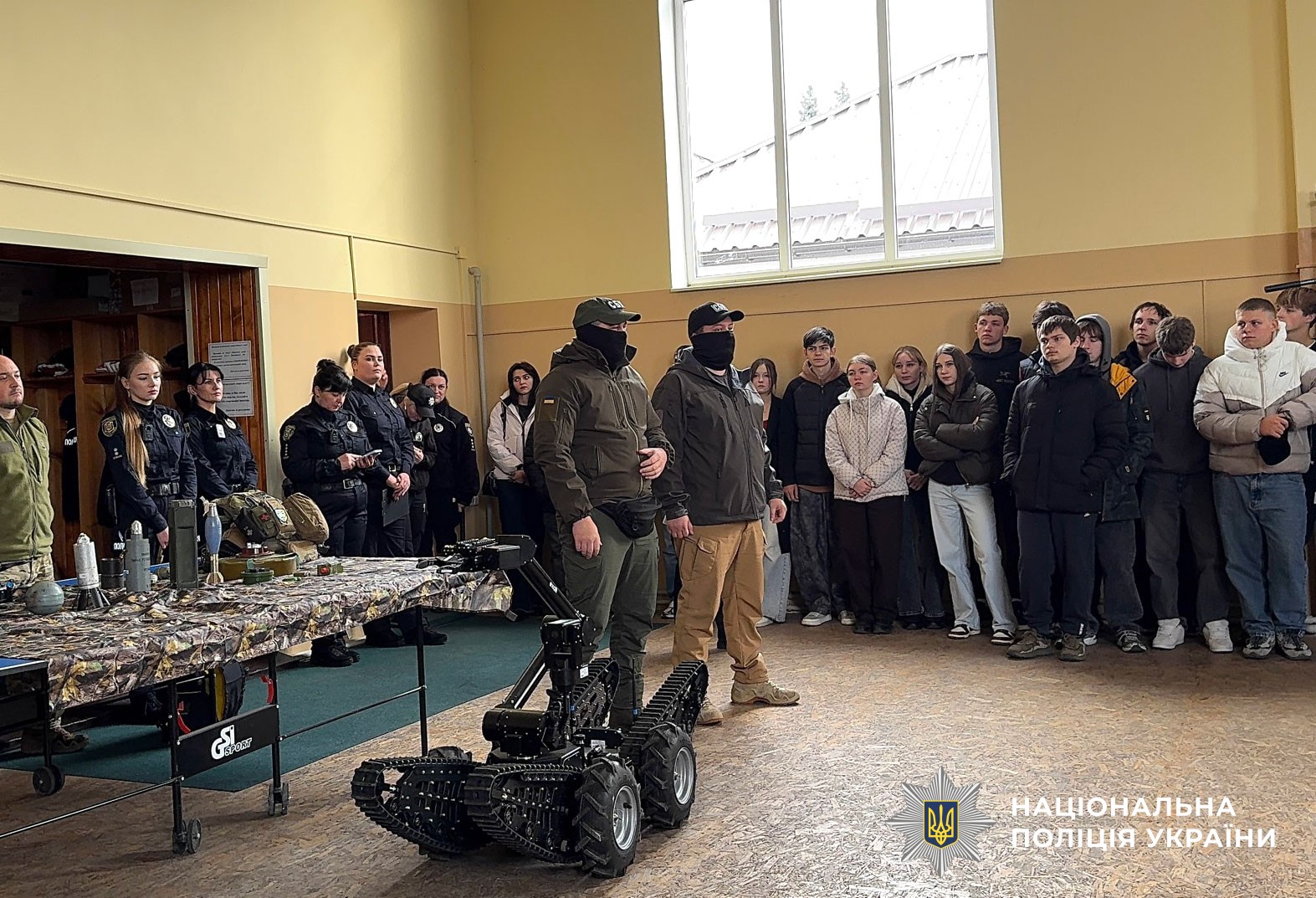 працівники СБУ говорять з дітьми про небезпеку вербування