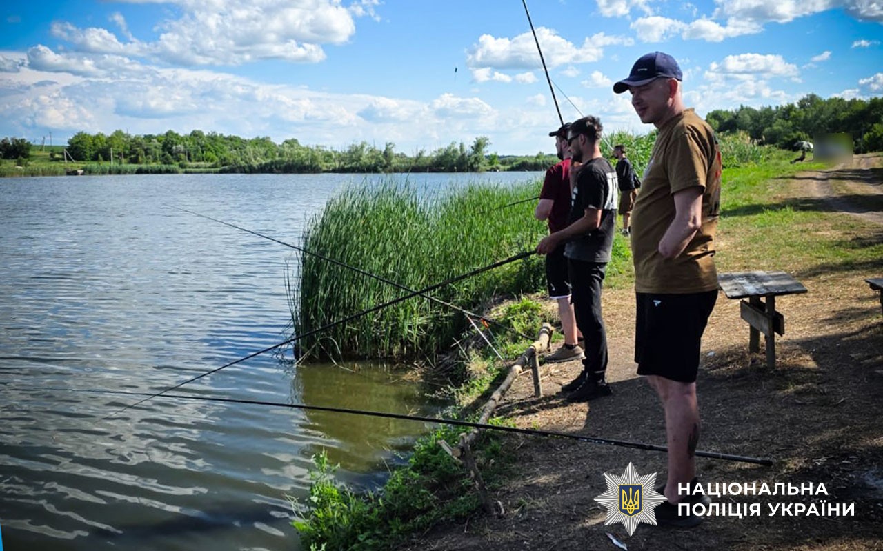 Тиша водойми замість звуків війни: на Полтавщині ветерани відновлювалися під час риболовлі