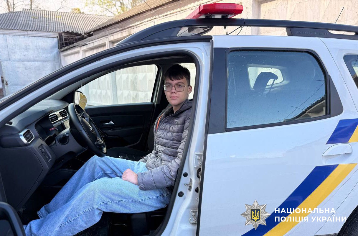 Дитина сидить в поліцейському авто