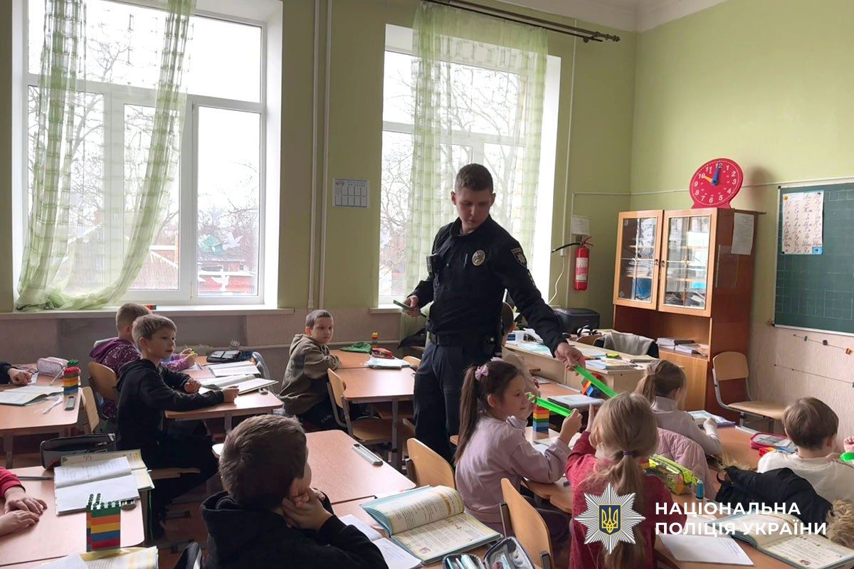 Поліцейська розповідає дітям про світловідбивачі 