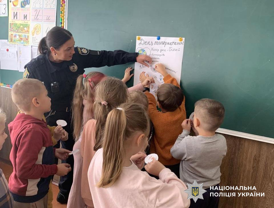 Офіцер безпеки проводить урок з безбарєрності 