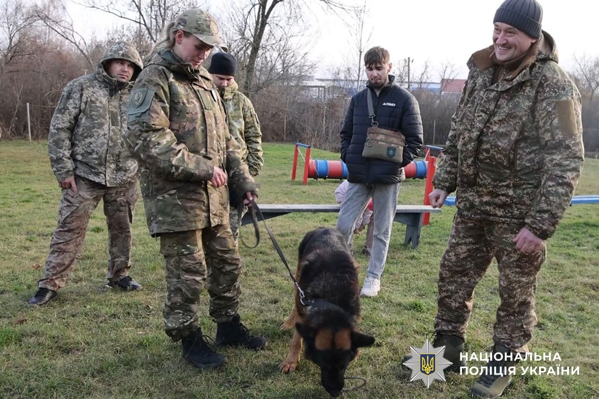 Прикордонники на каністерапії у кінологів поліції