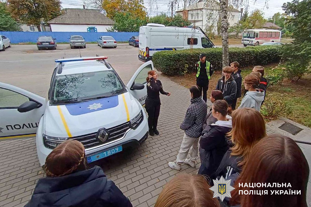 Діти біля приміщення відділу поліції