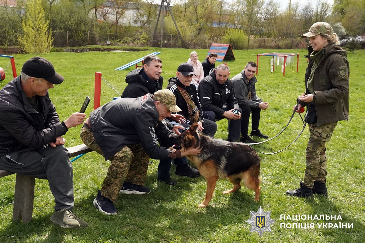 Захисники спілкуються із собаками