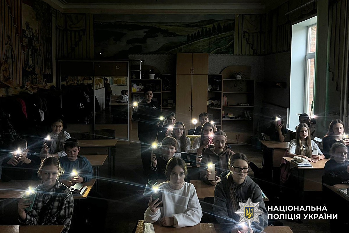 Діти з ліхтариками