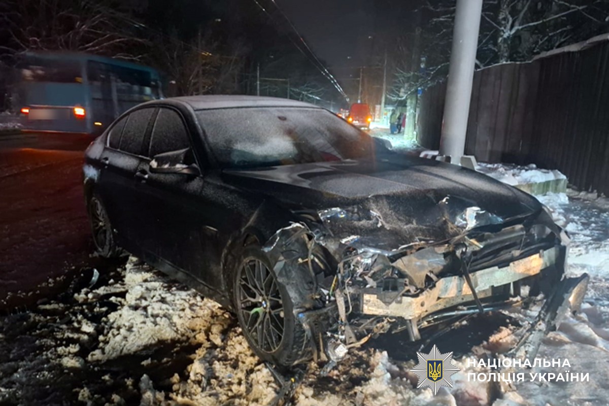 Пошкоджений після ДТП автомобіль