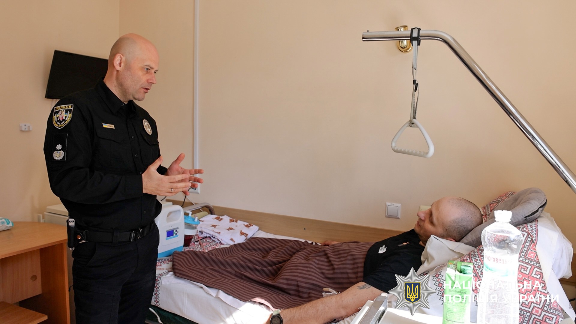 Євген Рогачов спілкується з пораненими бійцями