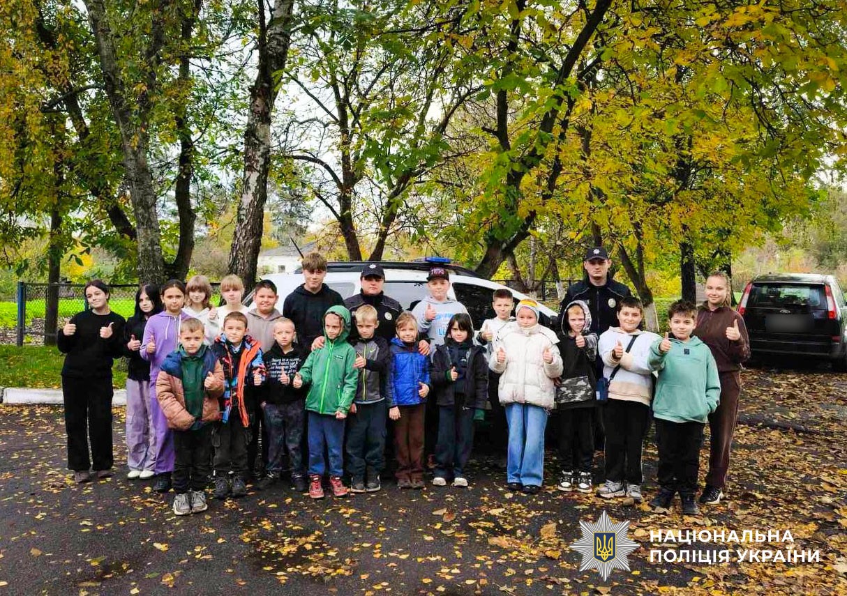 Ювенальна поліцейська проводить урок для дітей