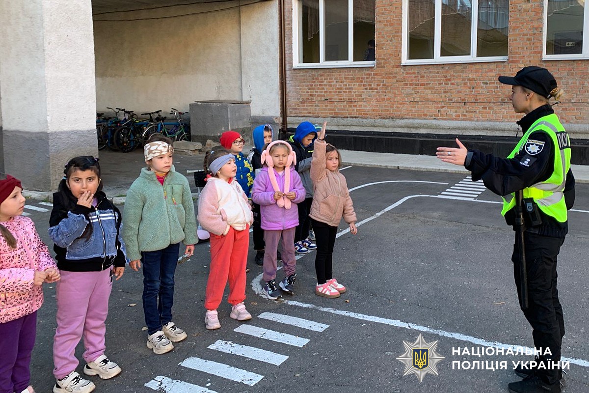 Інспекторка пояснює Правила дорожнього руху дітям
