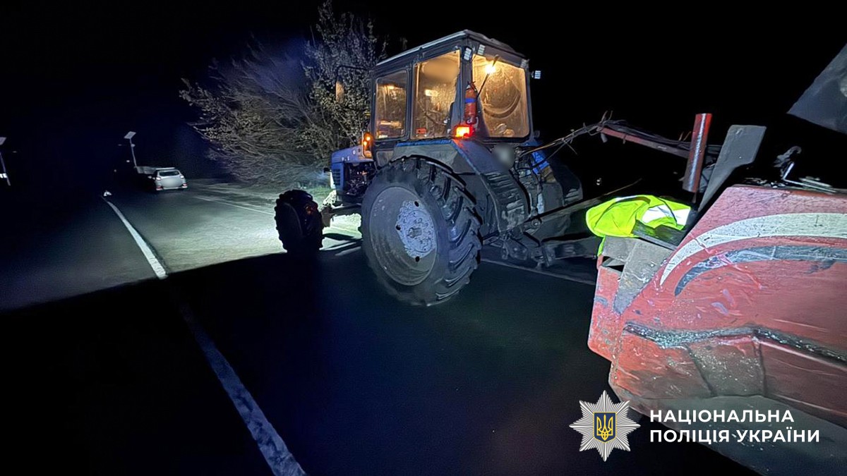 У Миргородському районі зіткнулися мікроавтобус і трактор: поліція відкрила кримінальне провадження