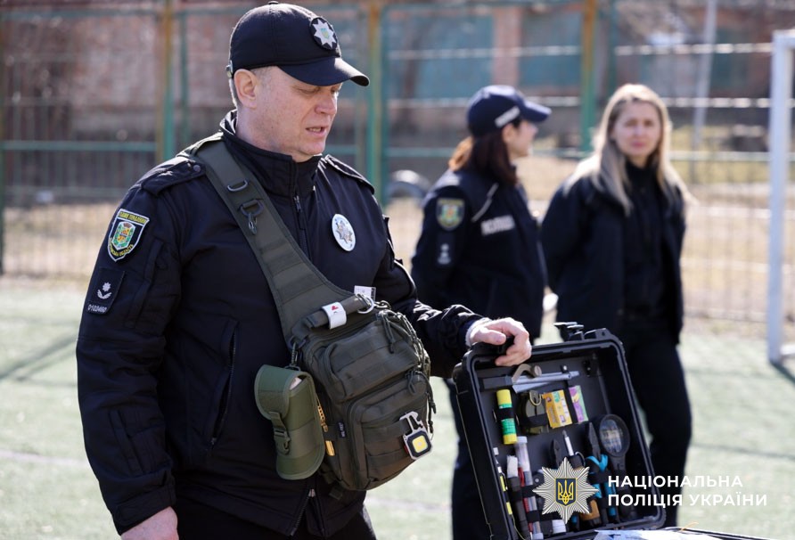 Експерт-криміналіст публікує вміст криміналістиної валізи