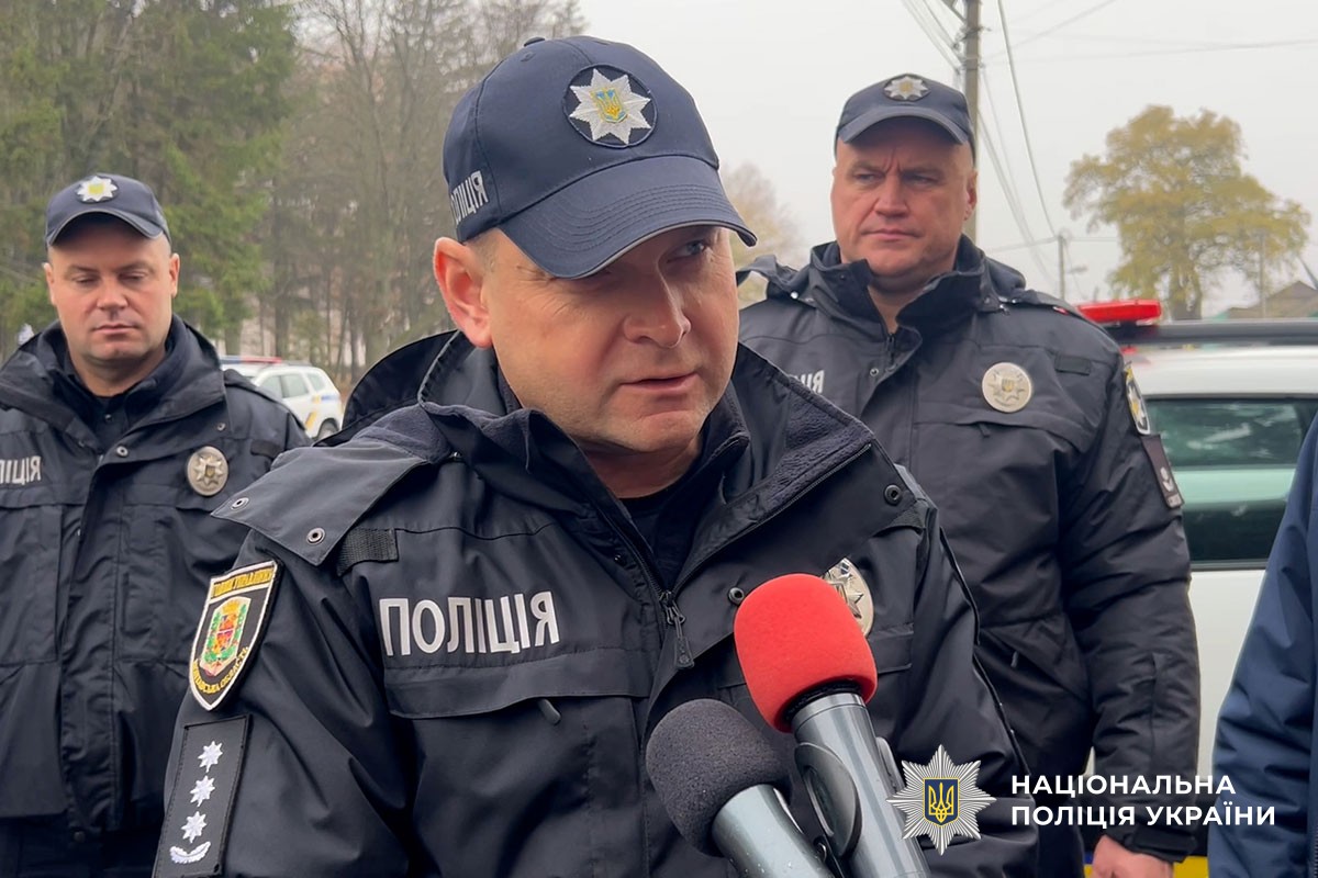 Роман Ніколаєнко спілкується з медіа