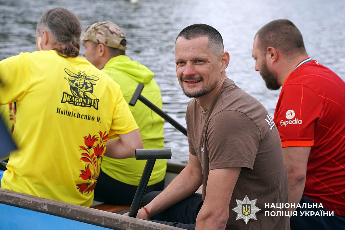 Ветеранський спорт, як шлях до відновлення: поліцейські Полтавщини взяли участь у змаганнях з веслування на човнах-драконах