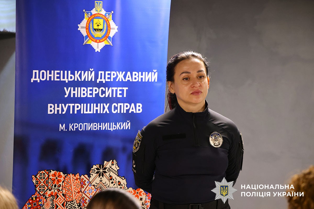 Поліцейські та курсанти проводять лекцію для дітей