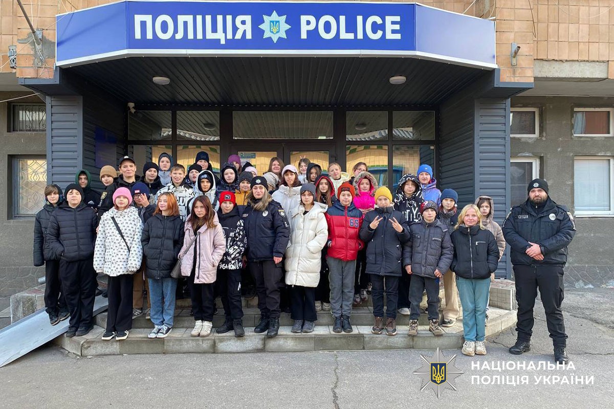 Котективне фото дітей з поліцейськими біля відділу поліції