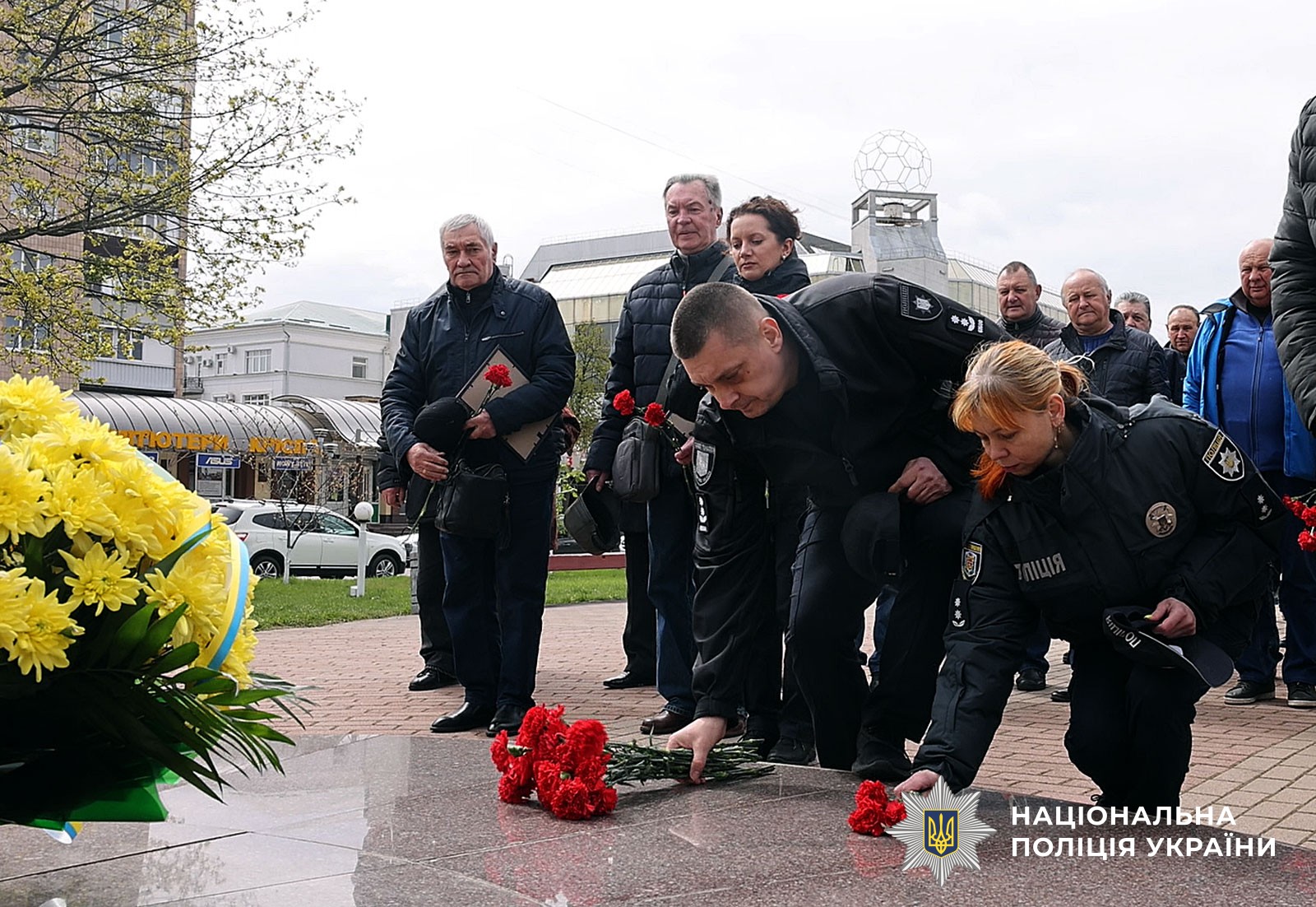 Покладання квітів до Меморіалу