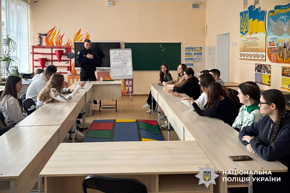 Поліцейські Миргородщини проводять заходи з ліцеїстами у рамках кампанії «16 днів проти насильства»