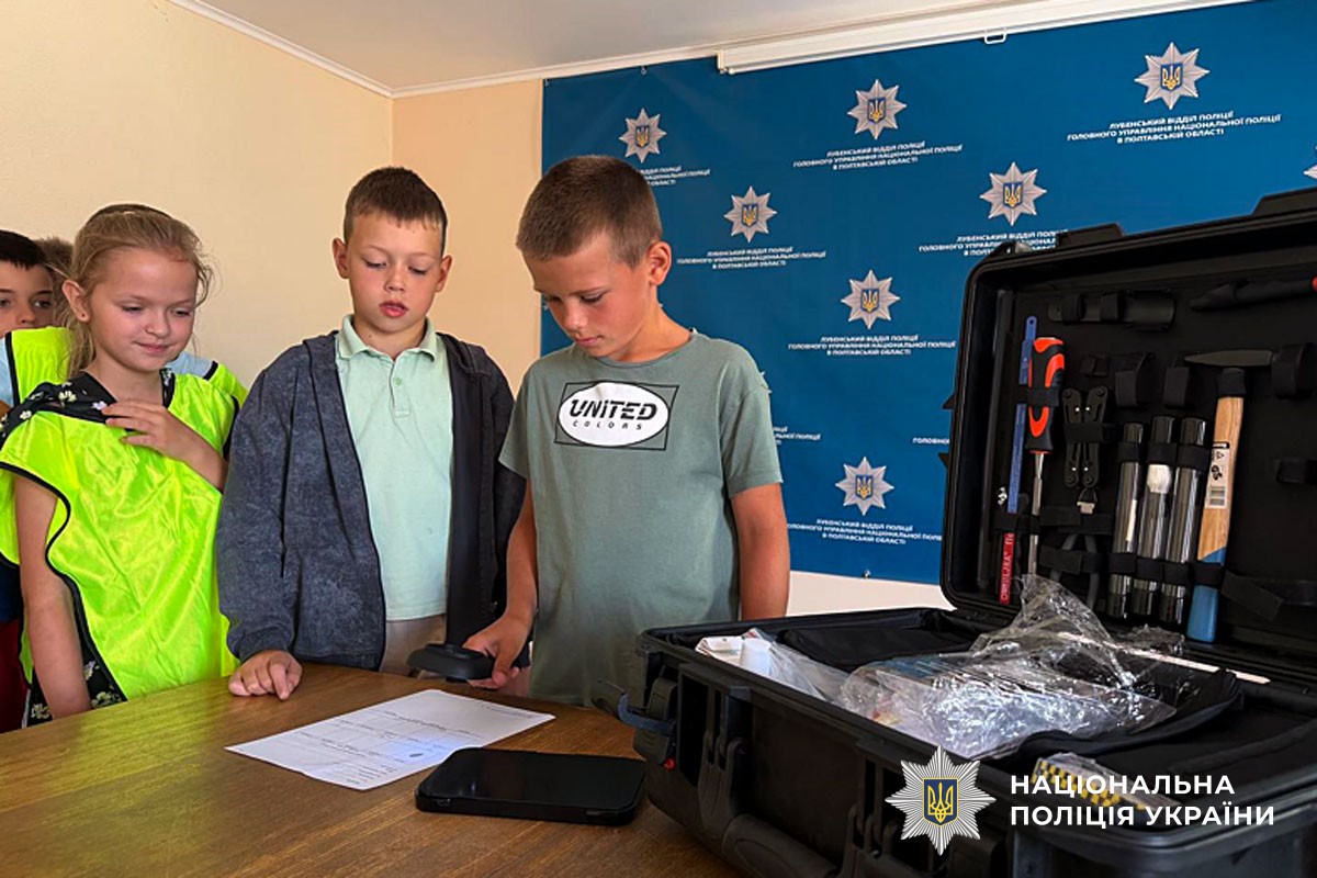 діти розглядають кримінальну валізу