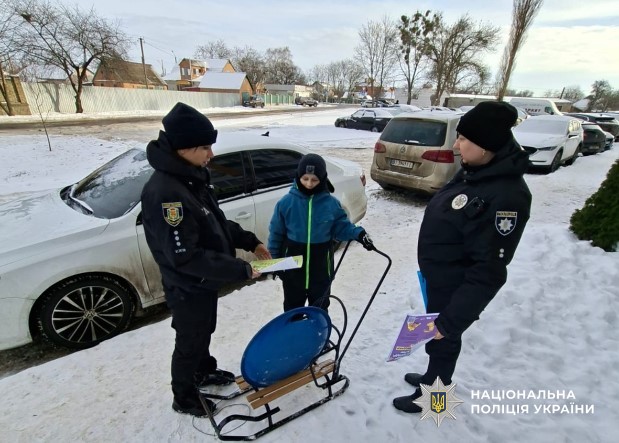 Поліцейські попереджають дітей про небезпеки під час канікул