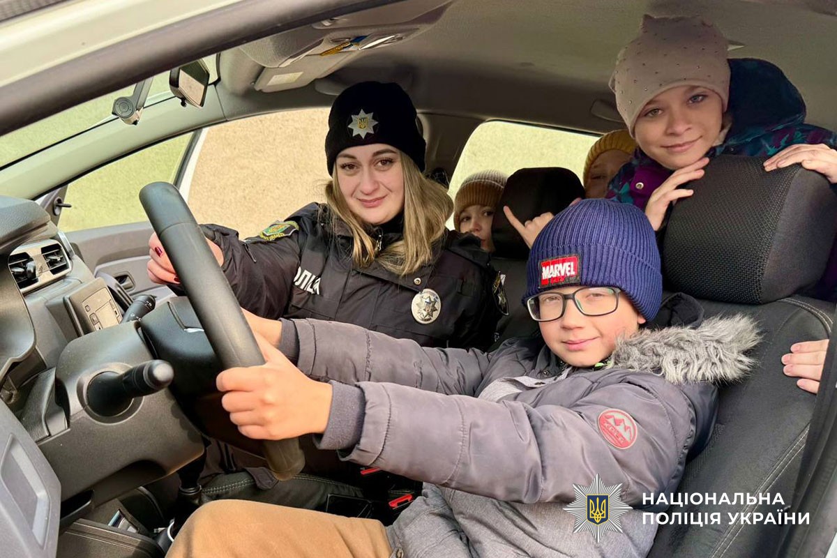 Діти на екскурсії в поліції