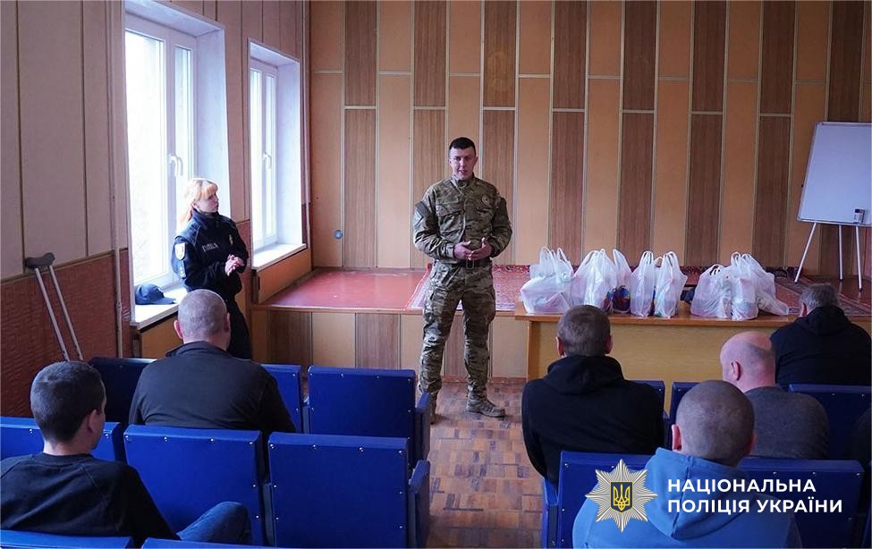 Тепло, що лікує: поліцейські Полтавщини привітали з Великоднем поранених побратимів, які проходять курс лікування та реабілітації