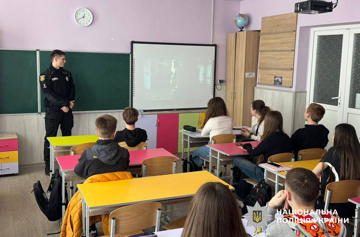 Поліцейський проводить урок для дітей