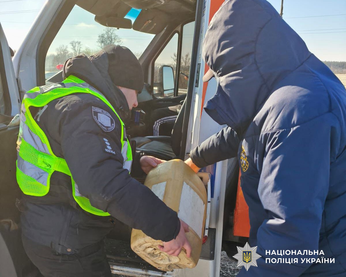 Поліція надає допомогу водіям