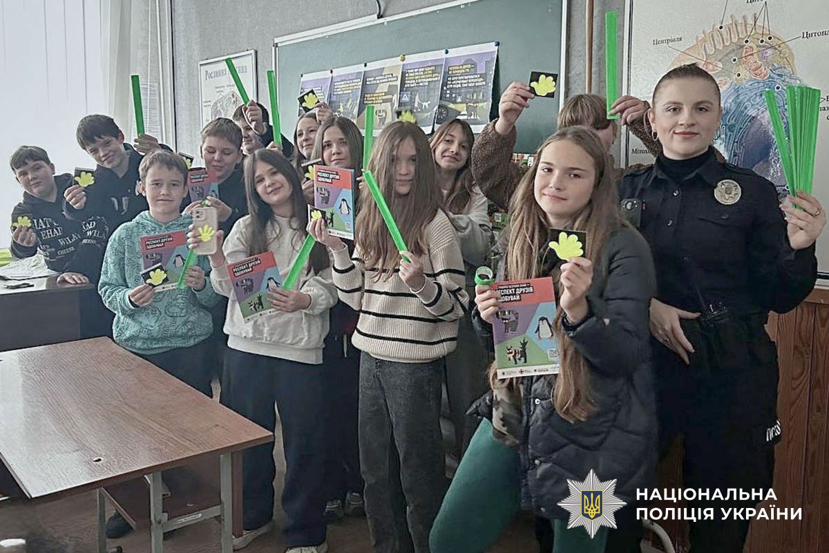 Поліцейська розповідає дітям про світловідбивачі 