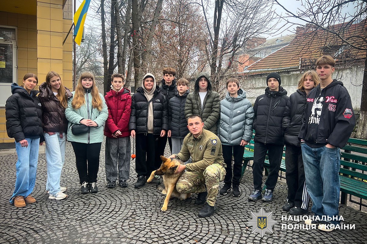 спільне фото поліцейського з дітьми