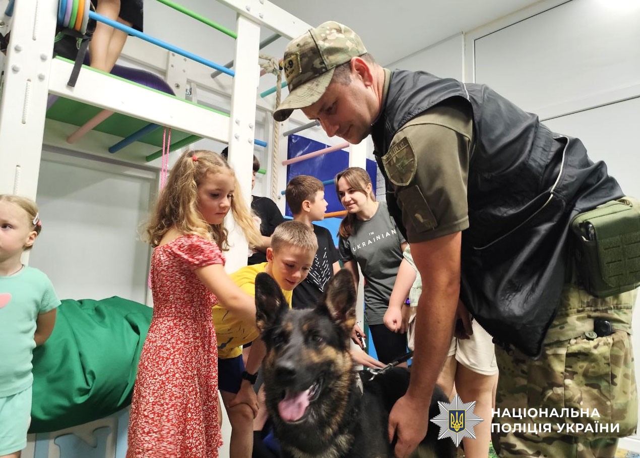 кінологи поліції провели захід для дітей